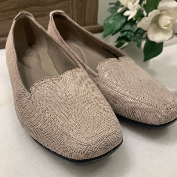 Clark’s Loafers - Leather | Size 8 Women | Color :Beige - Picture 4 of 8